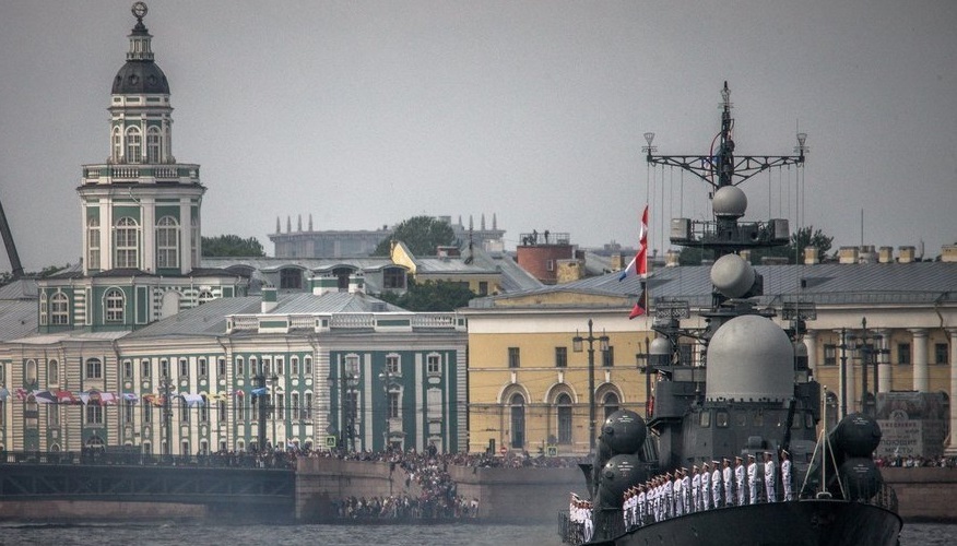 Фрегат «Адмирал Макаров» прибыл в Кронштадт для участия в параде